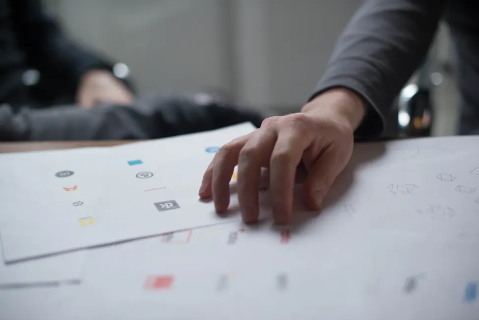 Planches de propositions de logos imprimées, examinées avant préparation du fichier de flocage