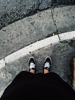 巴西瓜伊奥纳街头，人行道上的休闲运动鞋展现时尚风格