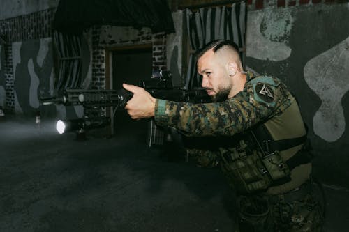 Foto profissional grátis de apontar, arma de fogo, faixa de tiro
