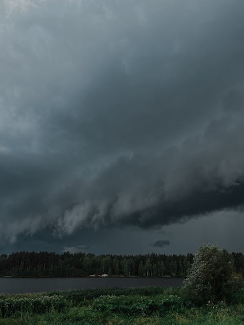 Kostenloses Stock Foto zu bedeckt, dramatischer himmel, dunkel