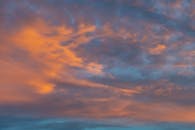 迷人的日落时分，温暖的夏季天空中飘着鲜艳的云彩