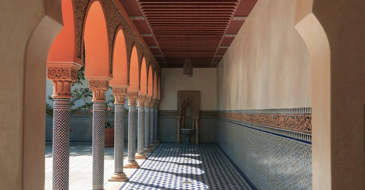 Explore the intricate architecture of an indoor Islamic colonnade in Berlin, Germany.