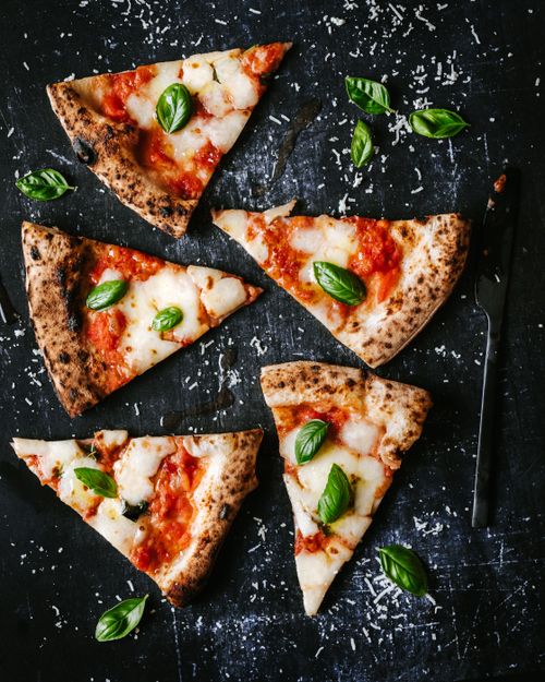Free Delicious pizza slices with fresh basil, perfect for food lovers and culinary photography. Stock Photo