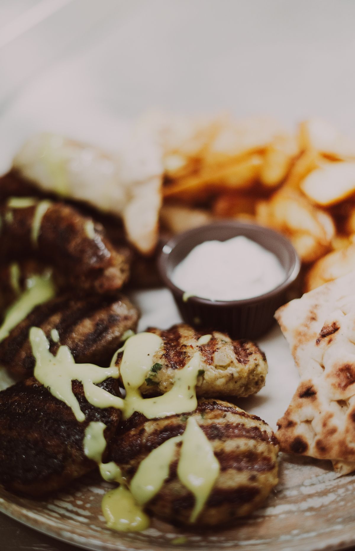 Souvlaki mit griechischen Beilagen (Beispielfoto)