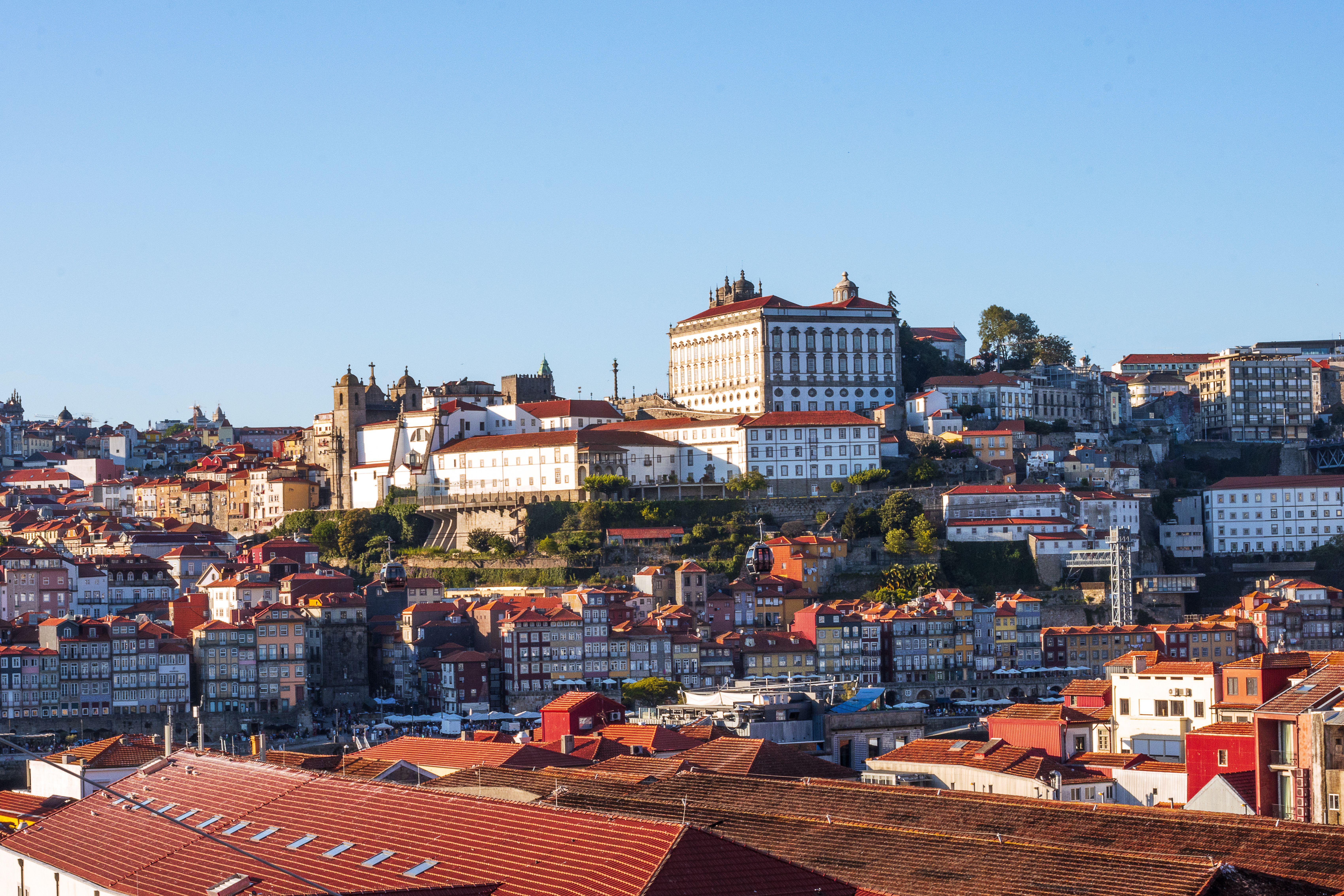 Les façades colorées de Porto étagées au-dessus du Douro
