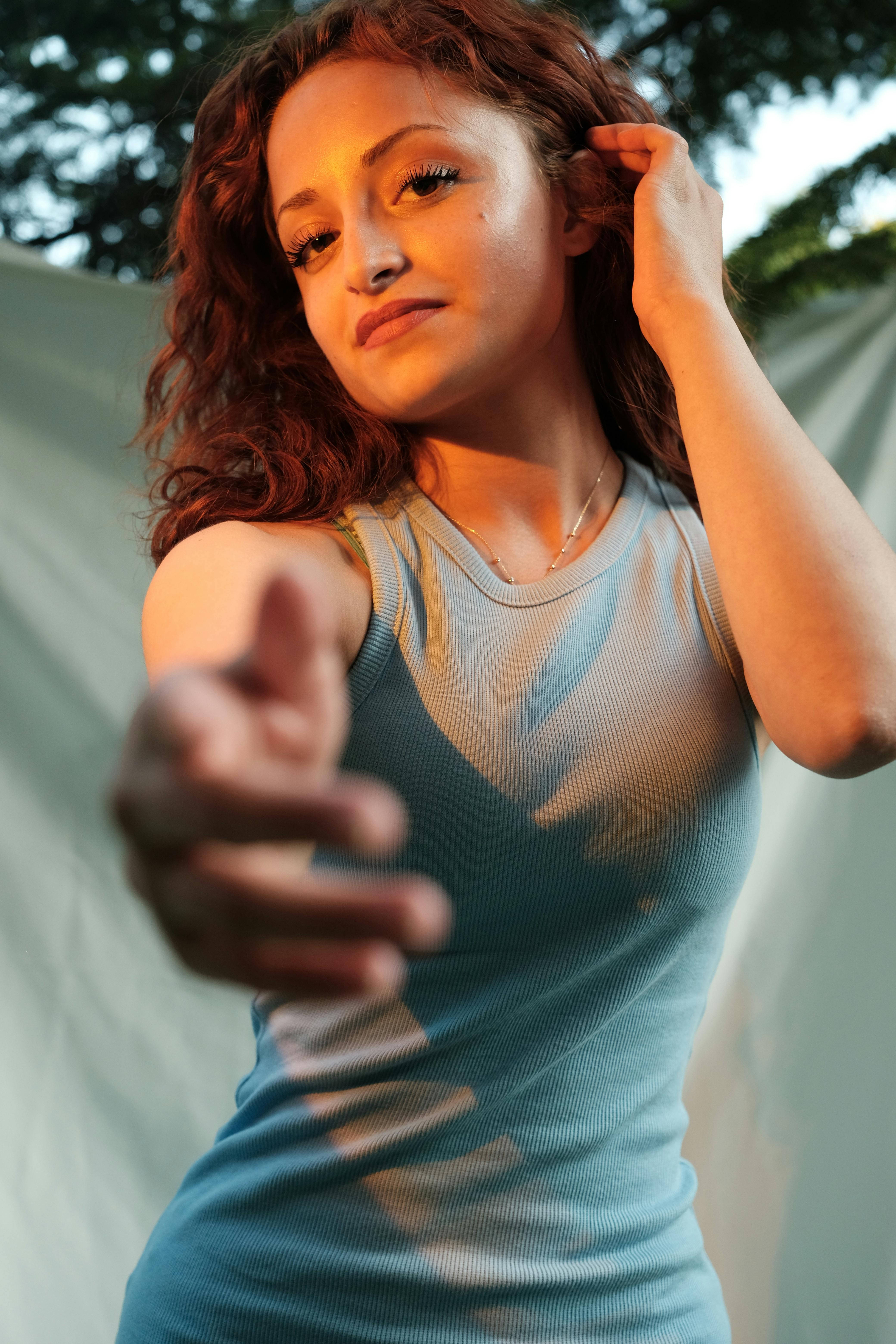 Ücretsiz açık hava, çağdaş moda, dikey atış içeren Ücretsiz stok fotoğraf Stok Fotoğraflar