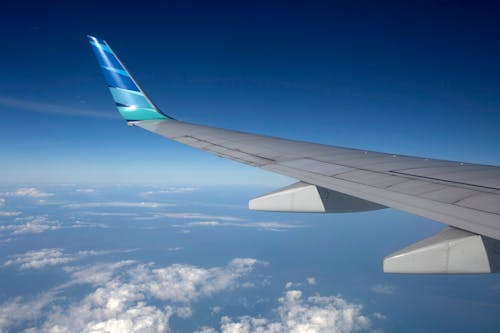 Безкоштовне стокове фото на тему «блакитне небо, вікна літака, крила літака»