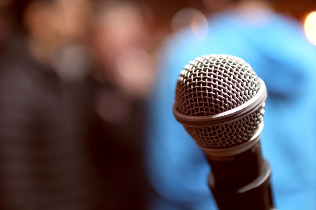Microfoon met vervaagd publiek op de achtergrond