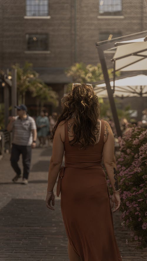 Foto profissional grátis de alameda, andando, cabelo comprido