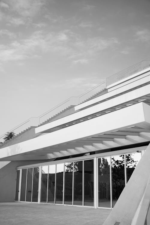 Foto d'estoc gratuïta de arquitectura moderna, blanc i negre, ciutat
