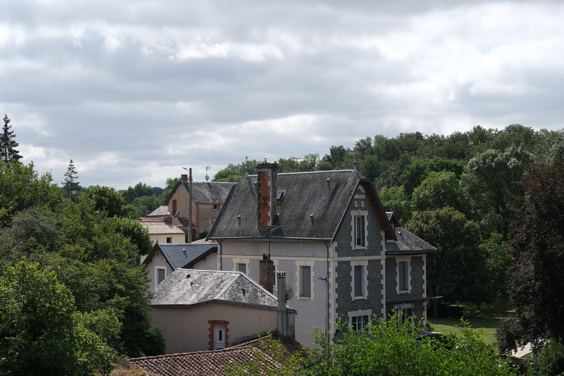 Acheter une maison à la campagne : vérifier énergie, gaz et réseau mobile