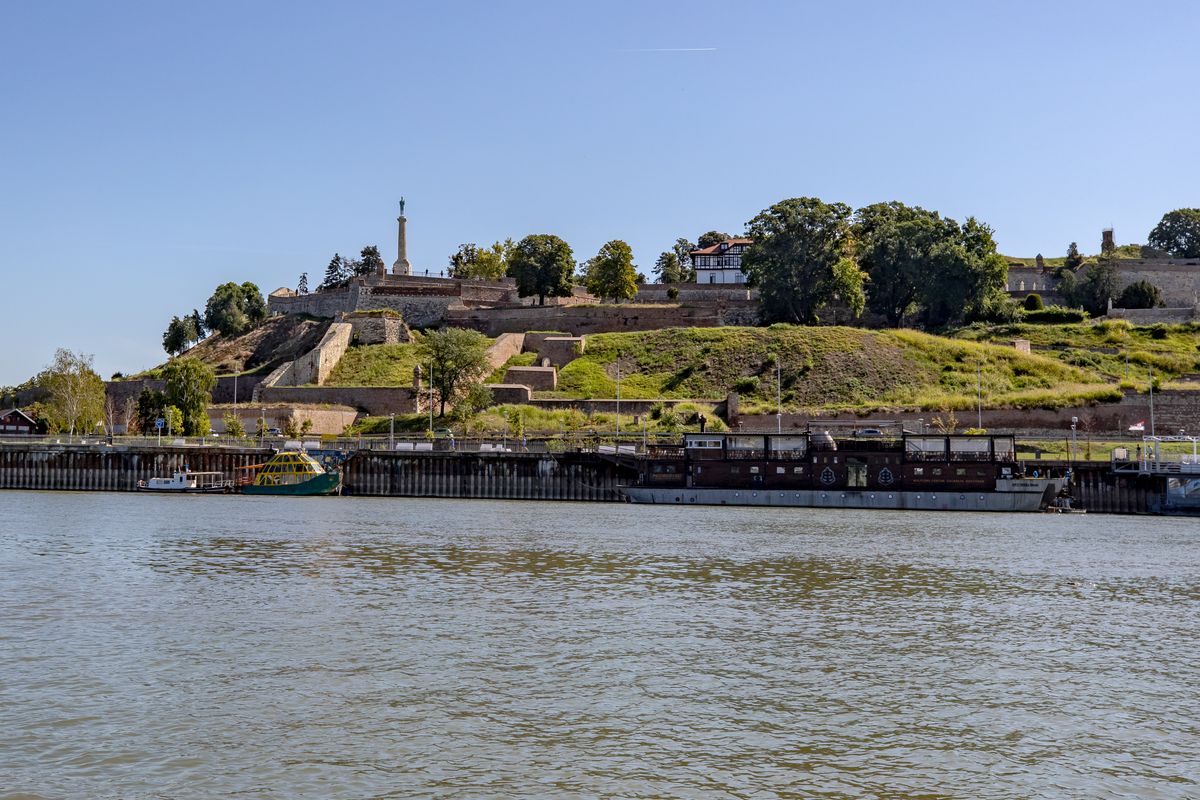 A fortaleza de Belgrado e o monumento do Vencedor sobre o Sava, com um splav flutuante no cais