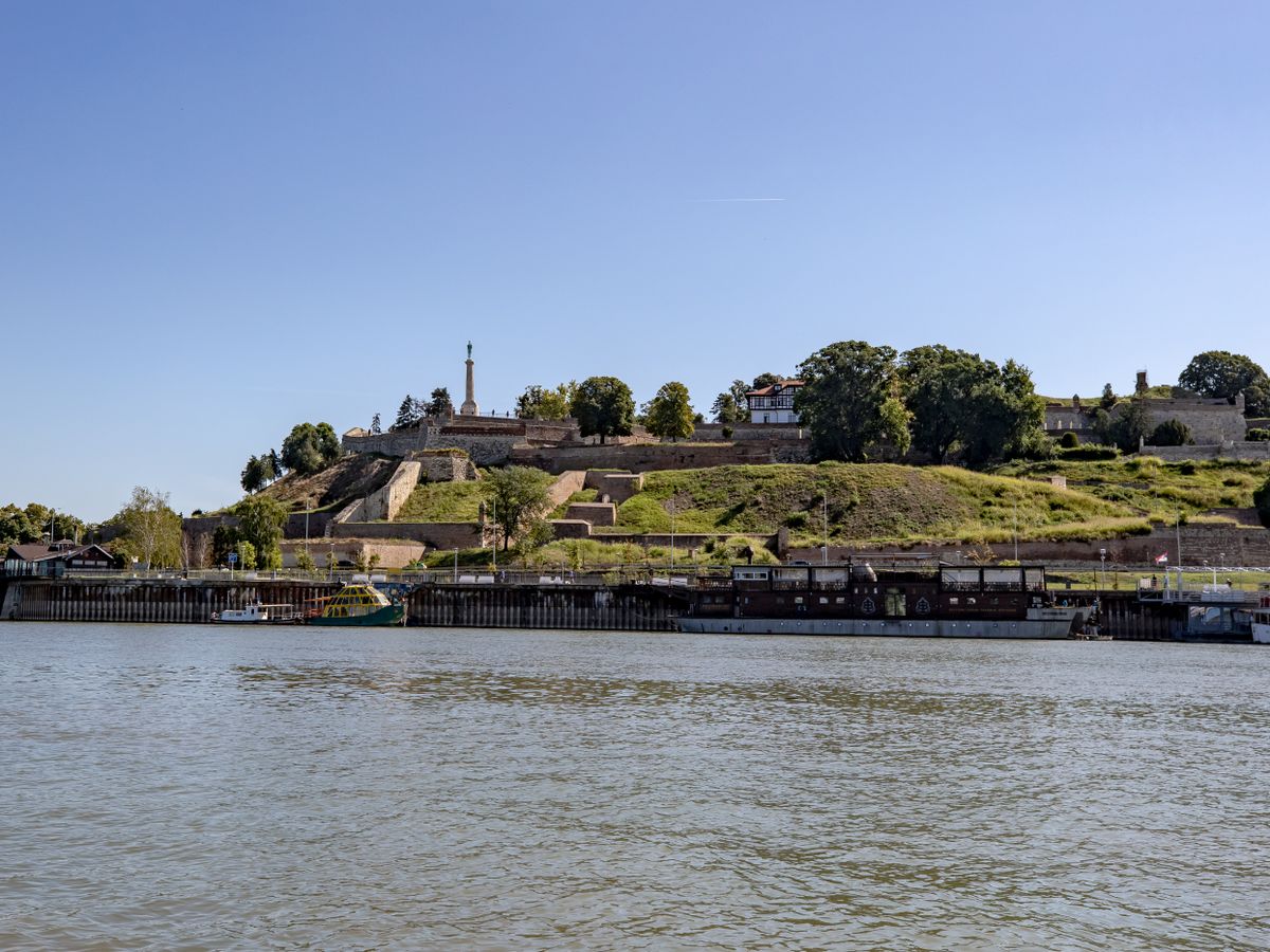 Unde te cazezi în Belgrad - cetatea Kalemegdan văzută de pe râul Sava