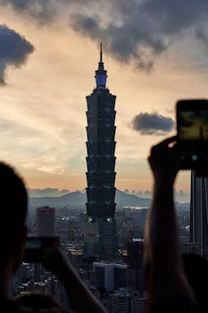 黄昏时分，台北101的剪影捕捉了新义区的风景