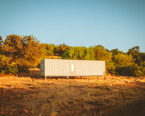 Immagine gratuita di cancello di ferro, Casa di campagna, container
