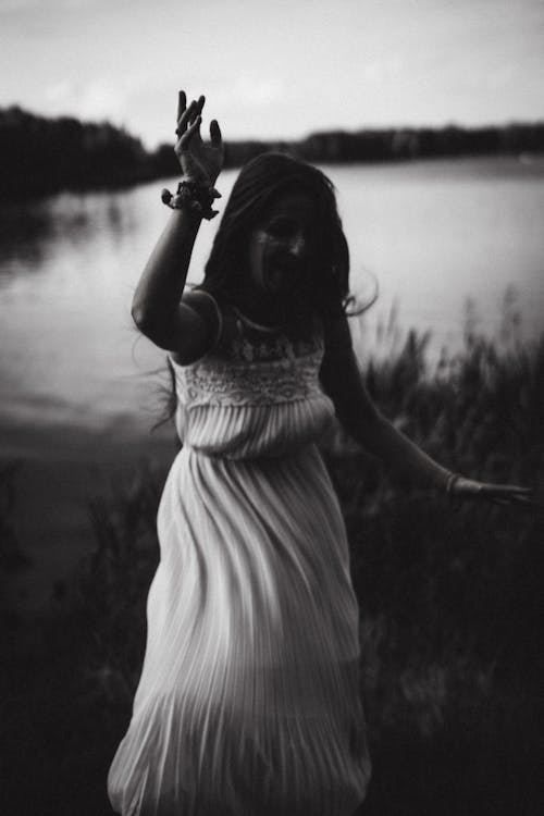 Darmowe zdjęcie z galerii z czarno-biały, fotografia mody, kobieta