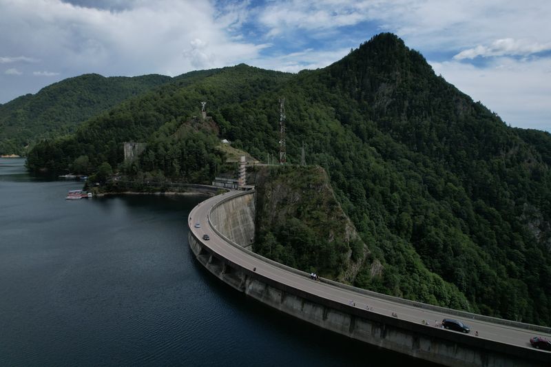 Barajul Vidraru din România, cu drumul peste coronament și lacul în spate
