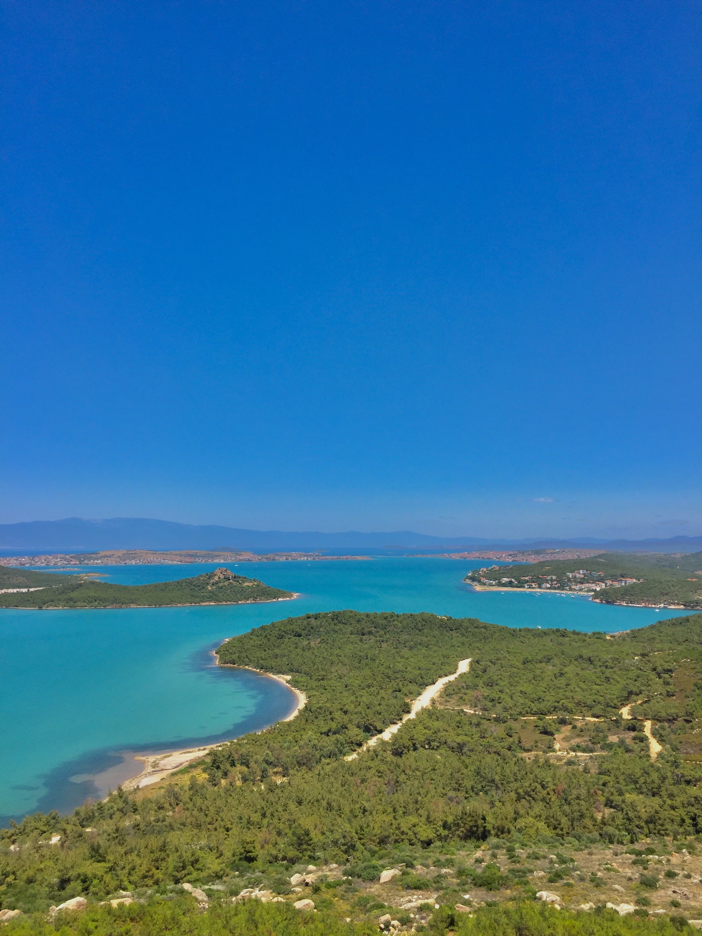Clear Sky over Tropical Lake · Free Stock Photo