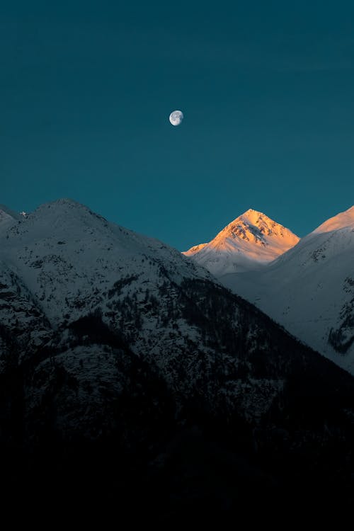 grátis Montanhas Cobertas De Neve Foto profissional