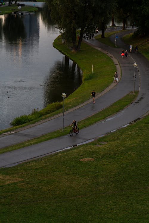 Fotobanka s bezplatnými fotkami na tému cyklistická cesta, jazero, jazierko