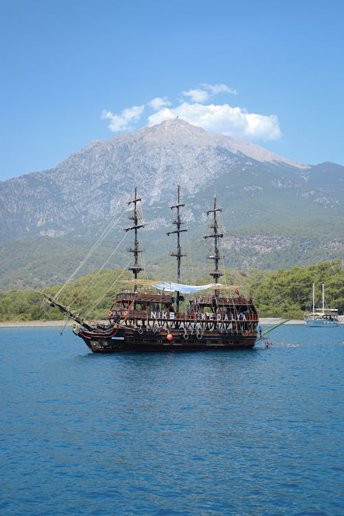 Бесплатное стоковое фото с türkiye, анталия, белая лодка