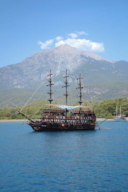 Kostenloses Stock Foto zu altes boot, antalya, berg