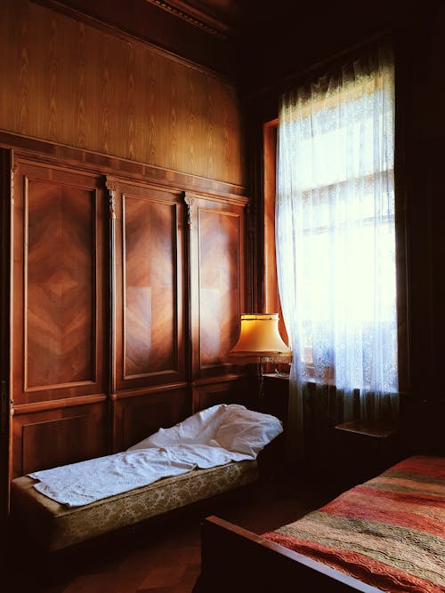 Darmowe zdjęcie z galerii z kurtyna, lampa, łóżka