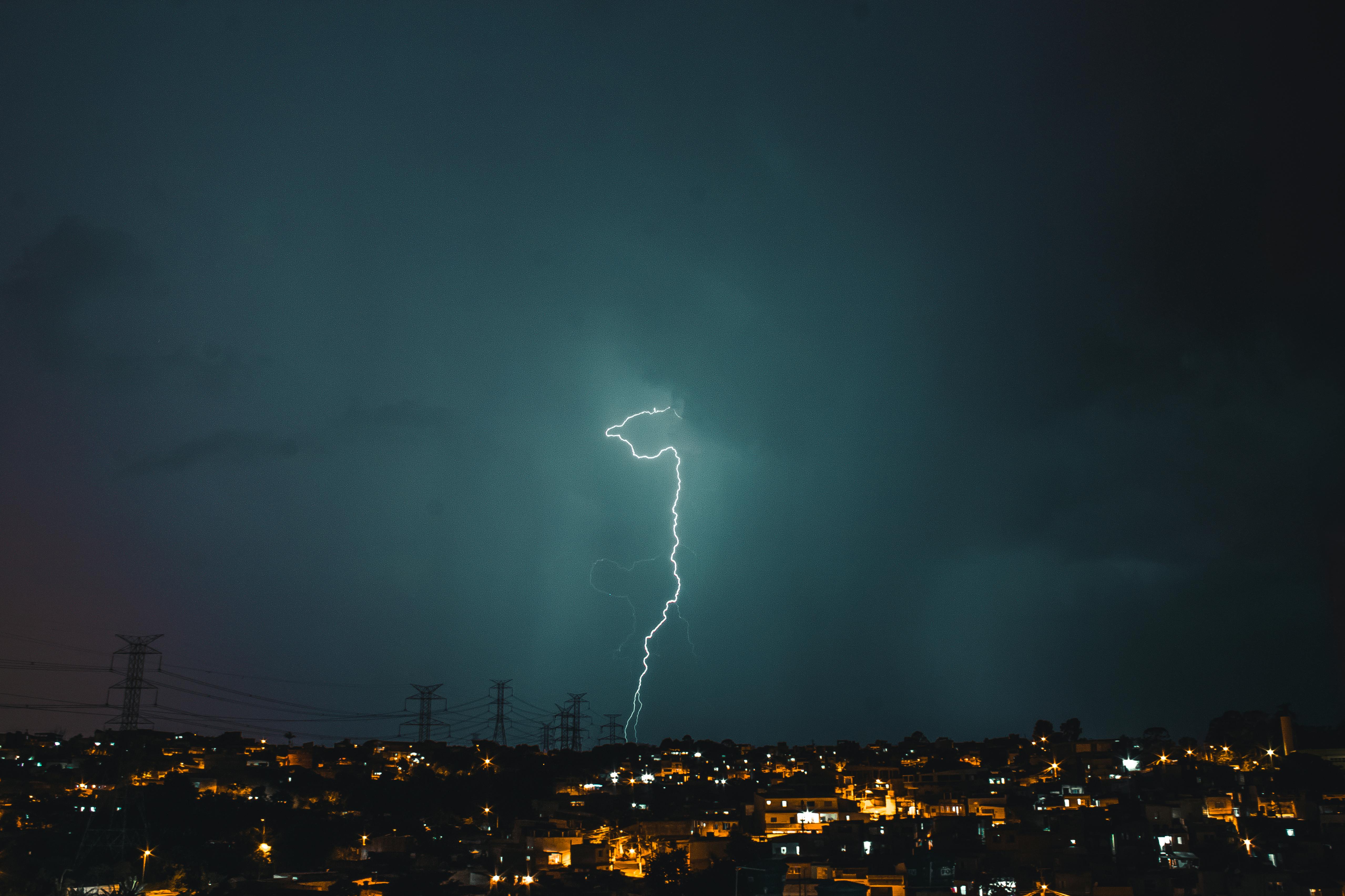 夜に電柱に落雷 無料の写真素材 夜に電柱に落雷 無料の写真素材