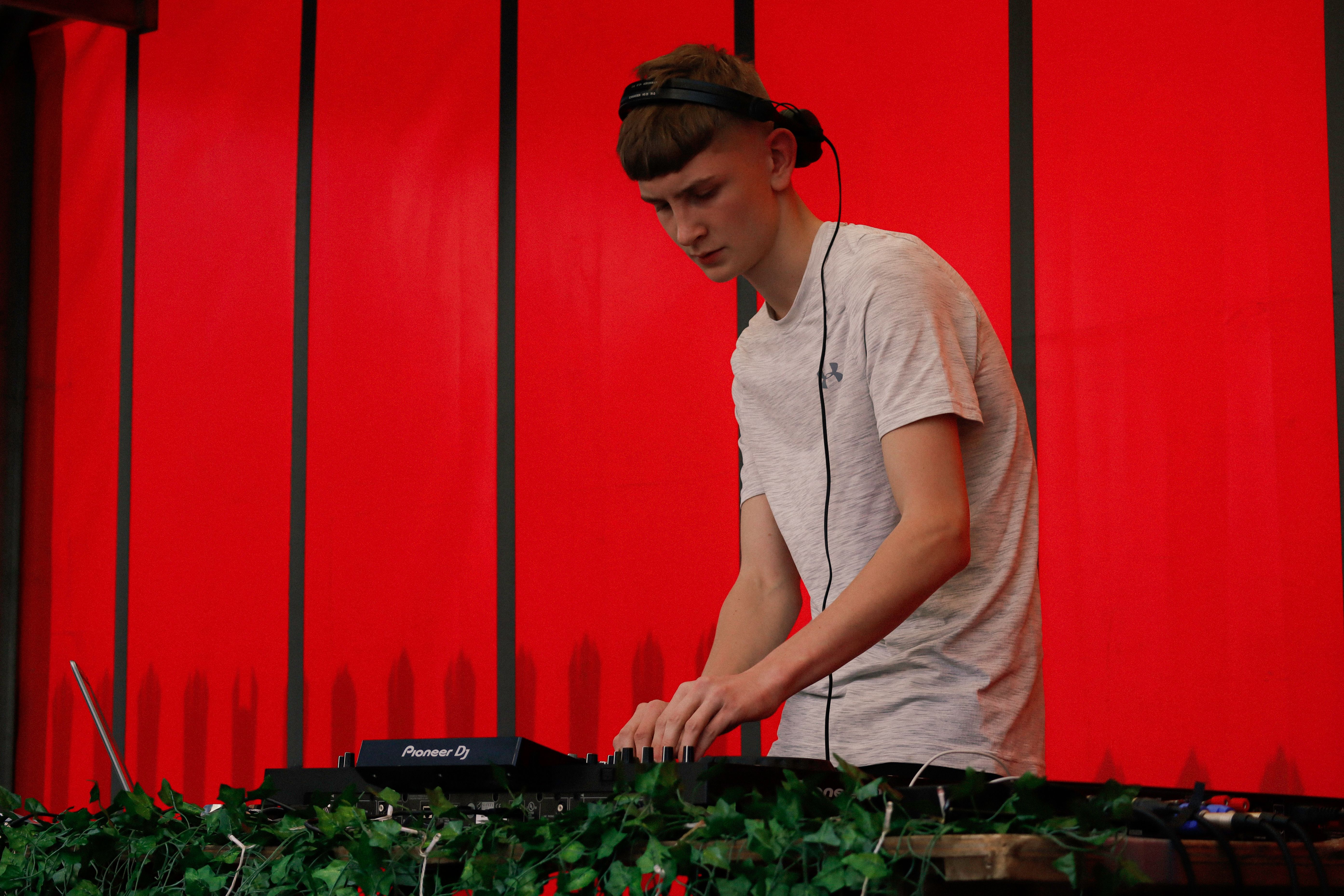 DJ on a Stage · Free Stock Photo