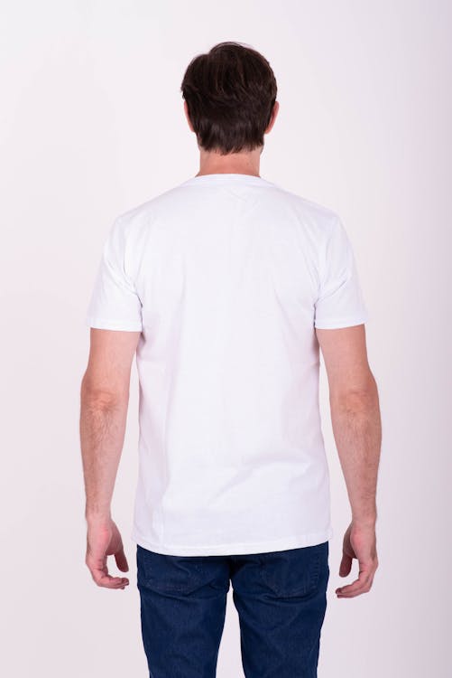 modelo remera blanca de espalda · Free Stock Photo