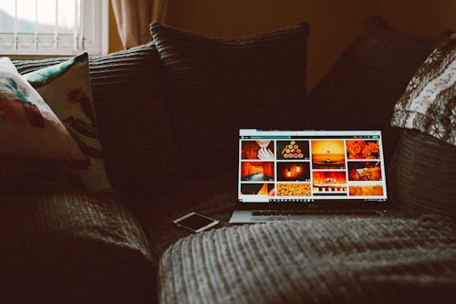Kostenlos Eingeschaltetes Macbook Pro Auf Dem Sofa Stock-Foto