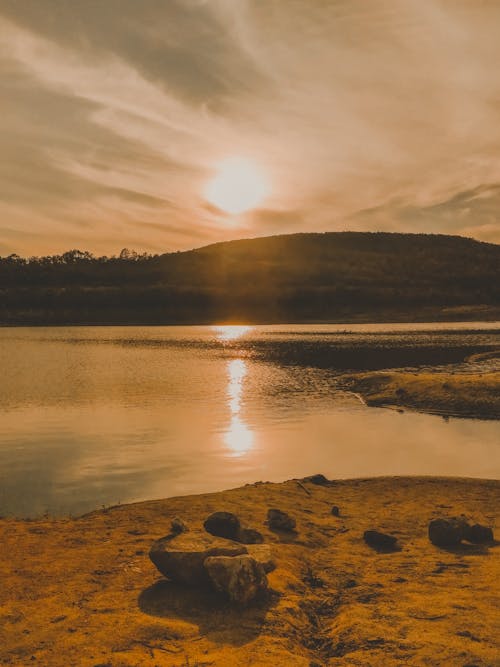 Gratis arkivbilde med ås, innsjø, kveld