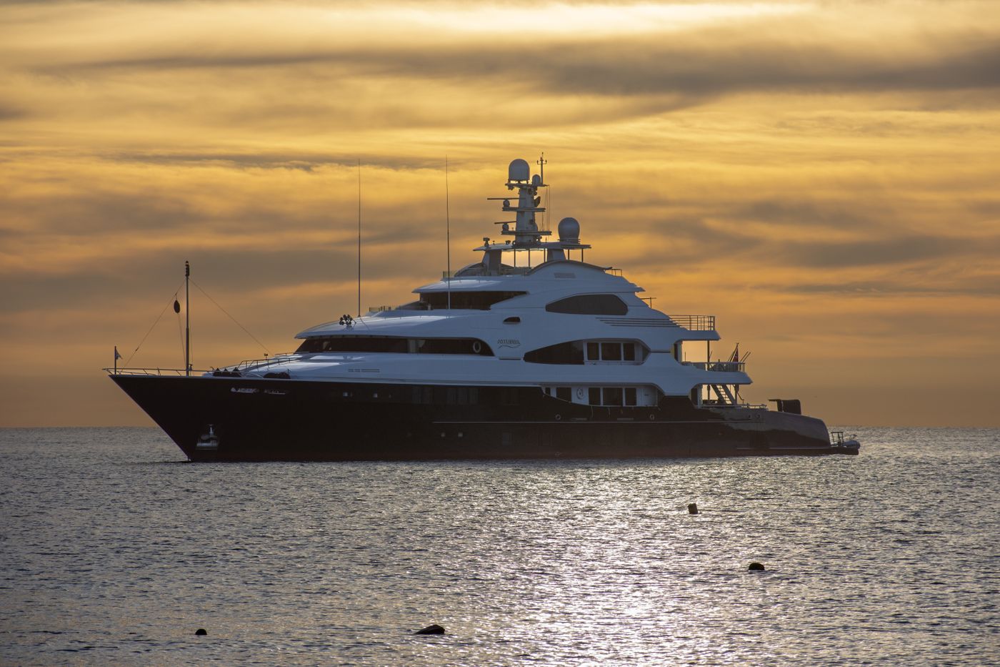 Yacht di lusso al tramonto
