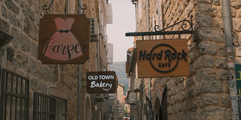 Una calle estrecha del casco antiguo de Budva