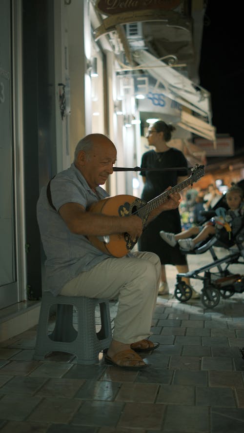 Kostnadsfri bild av gata, man, mandolin