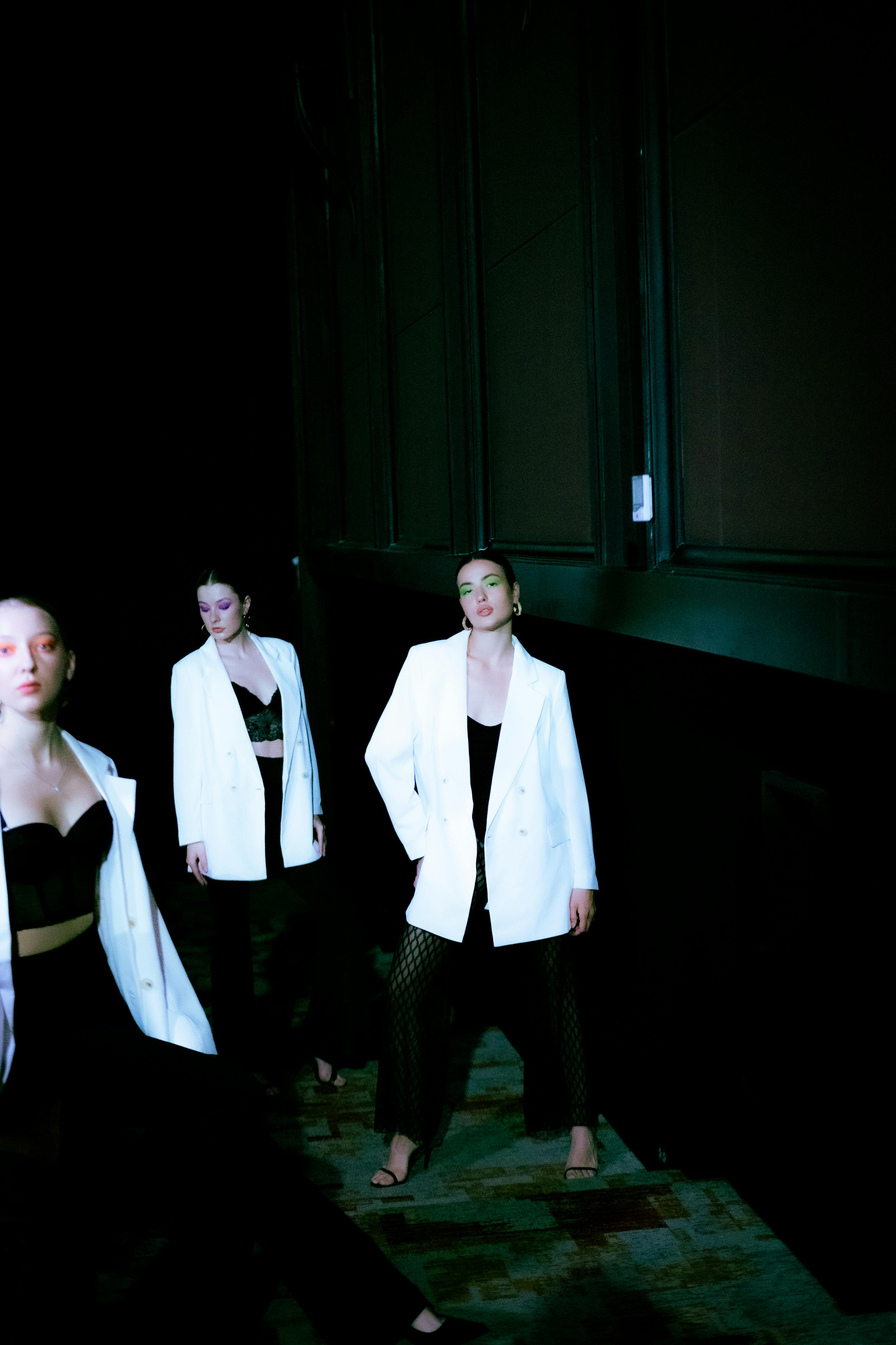 Ücretsiz akım, beyaz ceketler, beyaz kontrast içeren Ücretsiz stok fotoğraf Stok Fotoğraflar