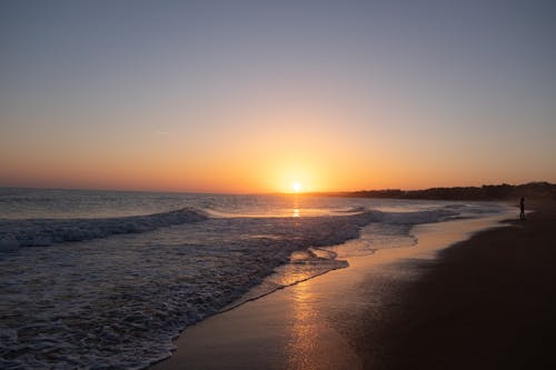 Foto profissional grátis de água, areia, iluminado por trás