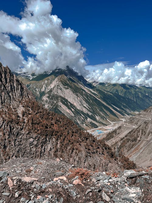 Foto profissional grátis de cadeia de montanhas, cênico, colinas