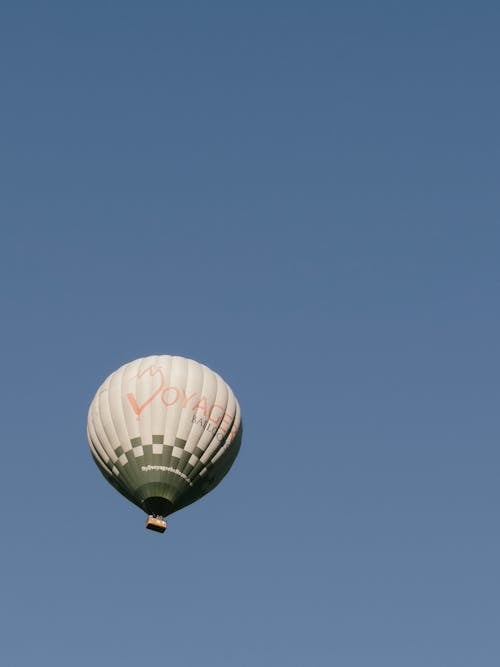 Darmowe zdjęcie z galerii z balon na gorące powietrze, błękitne niebo, czyste niebo