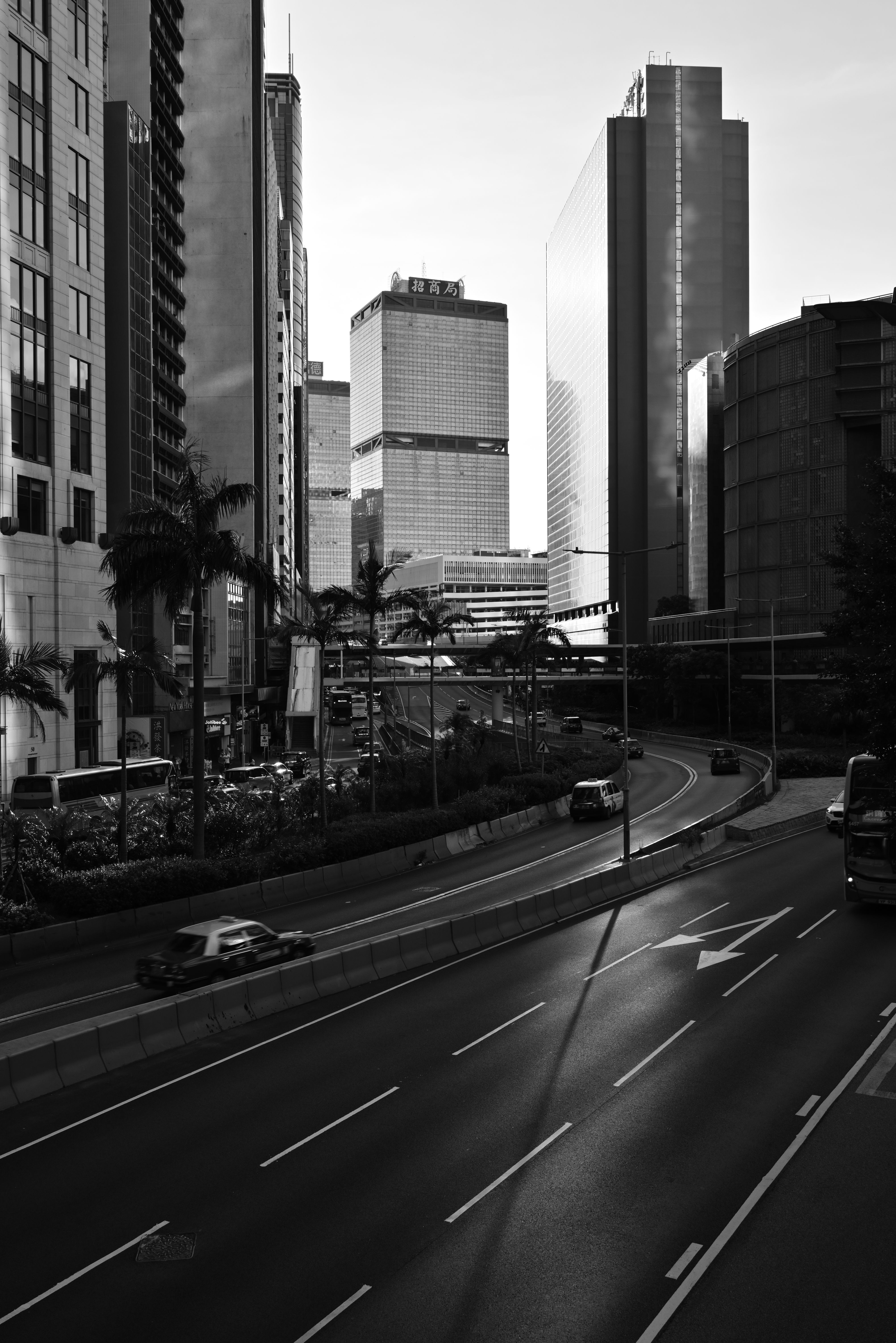 Street in City in Black and White · Free Stock Photo