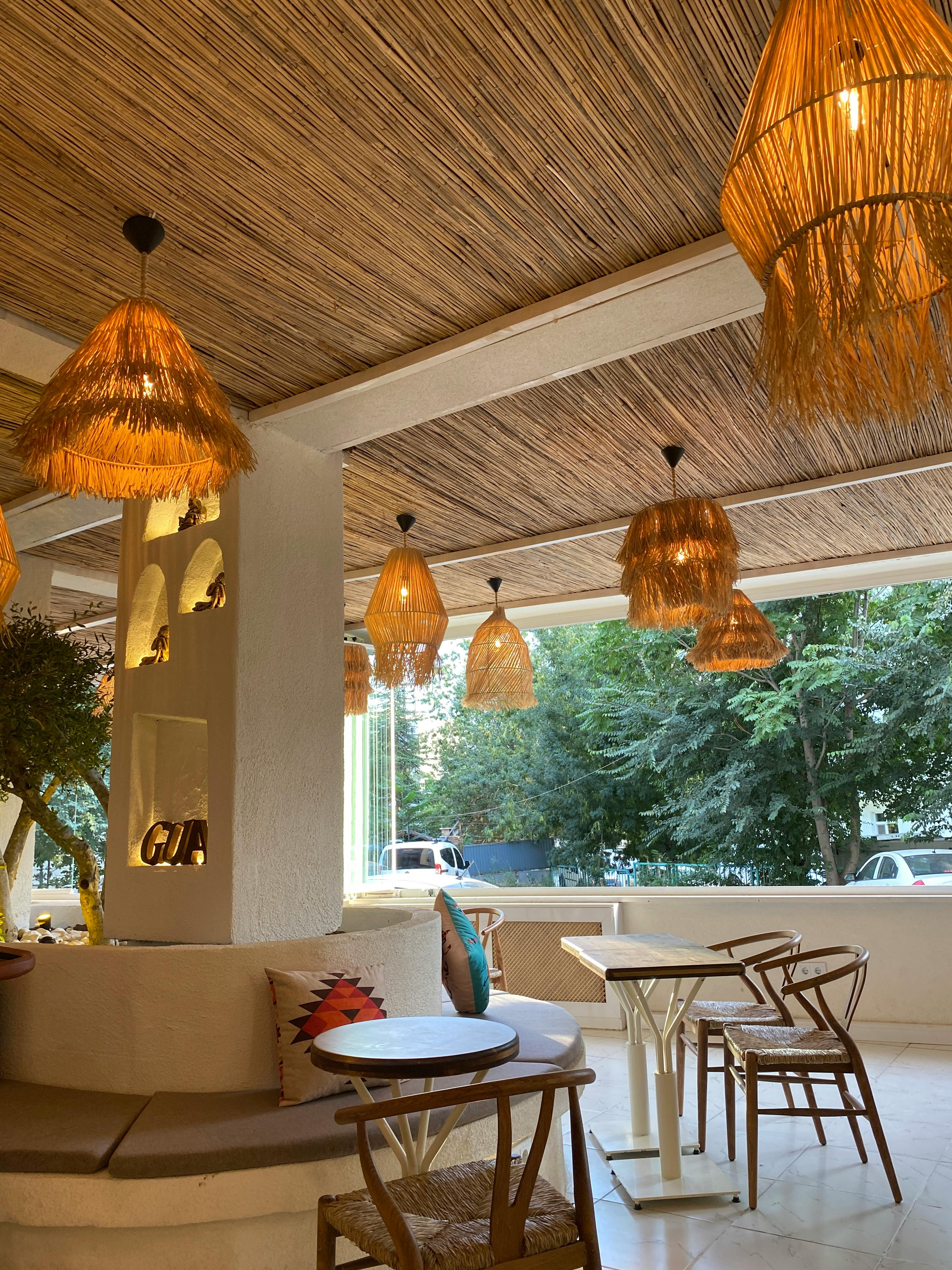 Ambiente rústico com decoração tropical