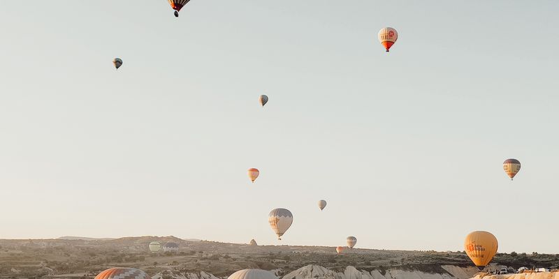 Globos sobre las formaciones rocosas de Capadocia