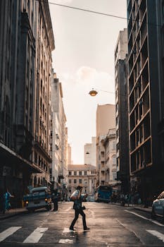 日落时分，一个人穿过圣保罗市中心一条繁忙的街道，四周高楼林立