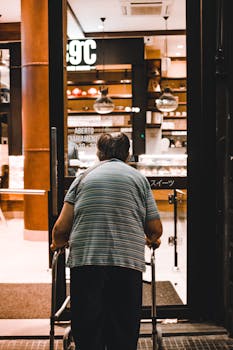 夜间，一位老人带着助行器走进了繁华城市的一家面包店