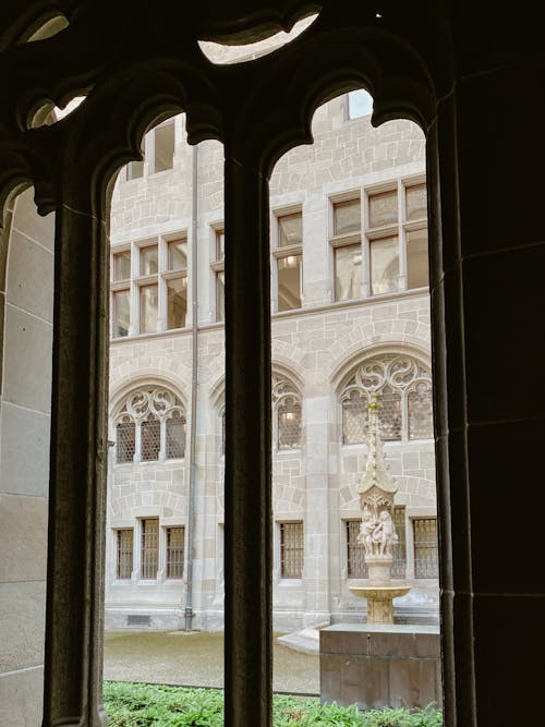 Kostenloses Stock Foto zu brunnen, fenster, hof