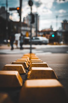 镜头聚焦于城市街道，黄色人行道块与模糊背景相映成趣