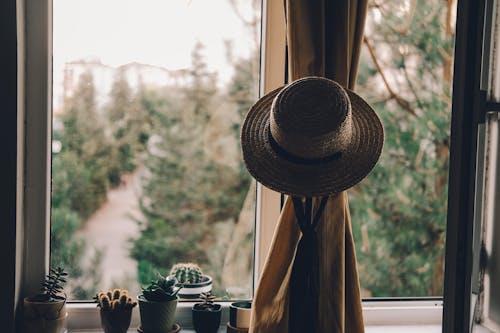 Immagine gratuita di cappello di paglia, finestra, finestre