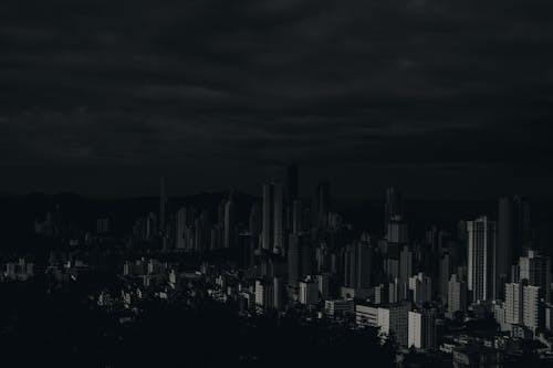 Graustufenfoto Der Skyline