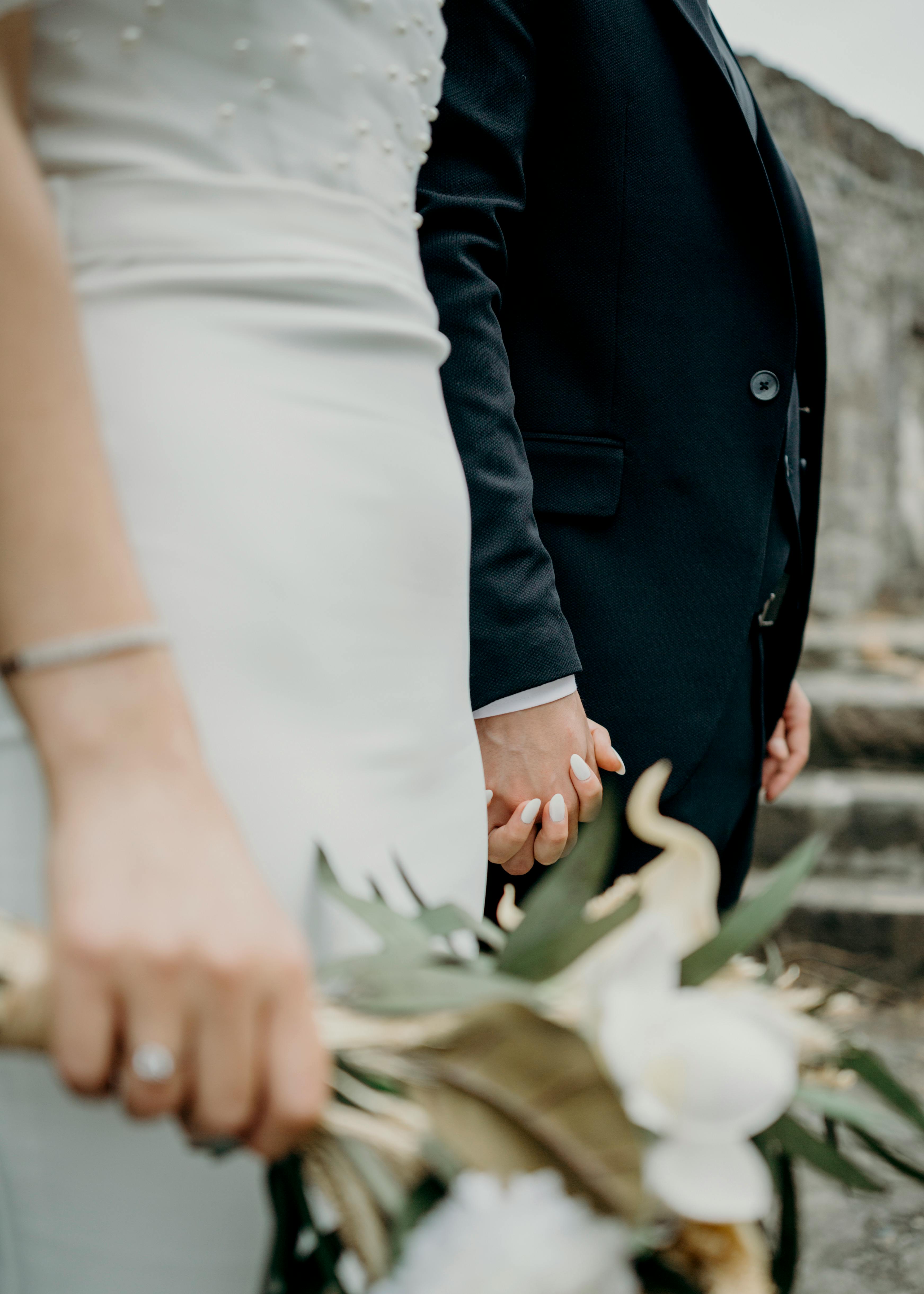 Close-up of a couple holding hands during their wedding in Trabzon, Türkiye.