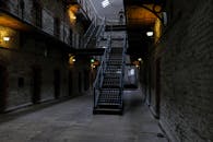 探索那光线昏暗、历史悠久的楼梯走廊，氛围大气而迷人